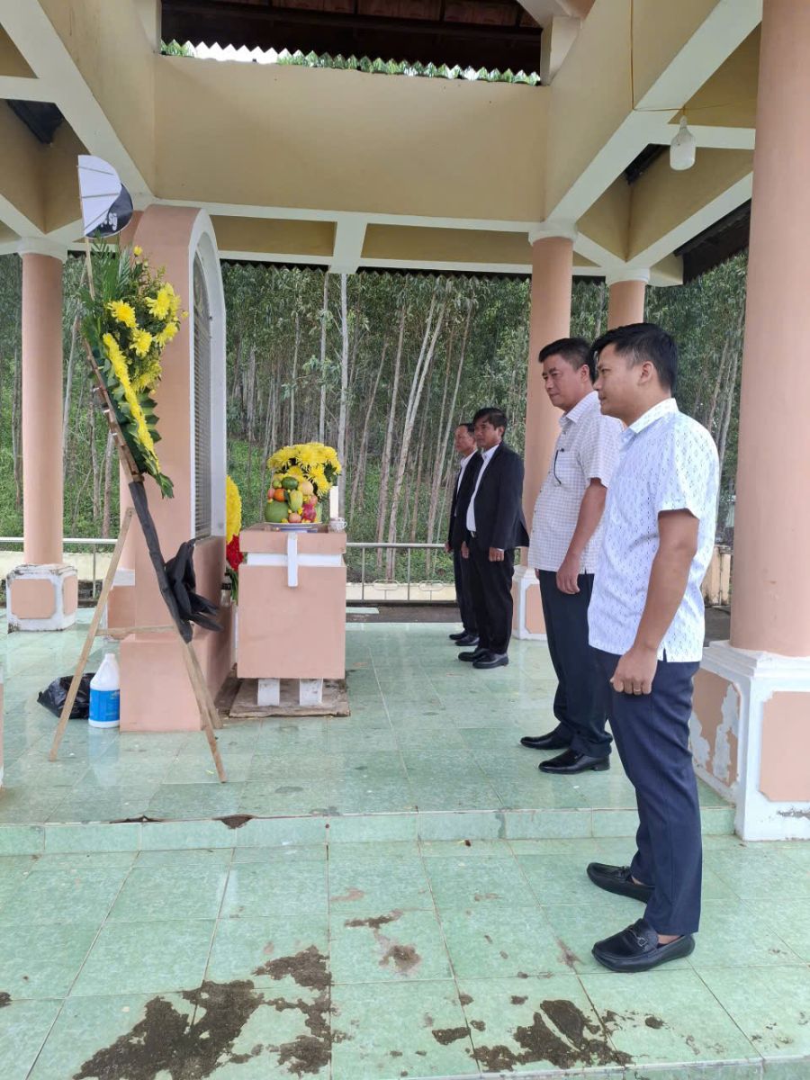 Lãnh đạo Đảng uỷ, HĐND, UBND, UB MTTQ Việt Nam xã thắp hương tại Đền tượng niệm